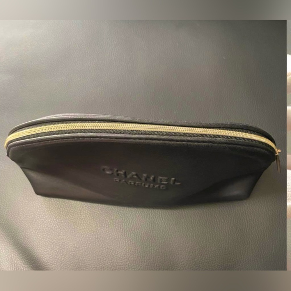 CHANEL Parfums Embossed Cosmetic Pouch in Black Faux Leather GWP - Picture 6 of 13